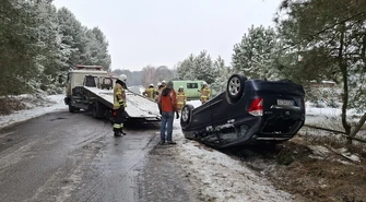 Zdarzenie drogowe w Mierzynie. Samochód w rowie