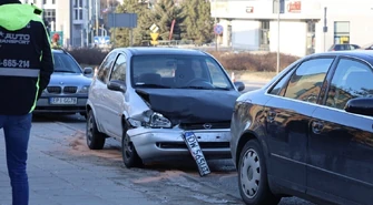 Zderzenie dwóch aut przed pasami w Al. Armii Krajowej