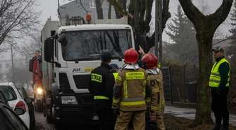Śmieciarka zahaczyła o konar drzewa na ul. Belzackiej. Interweniowali strażacy