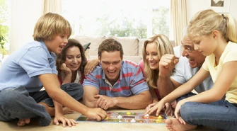 Gry i zabawy dla całej rodziny na długie zimowe wieczory &#8211; co sprawdzi się najlepiej?