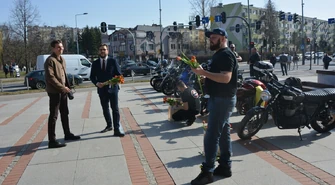 Piotrkowscy motocykliści wspólnie z prezydentem Piotrkowa wręczali kwiaty kobietom 
