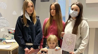 Trzy licealistki pomagają małym pacjentom piotrkowskiego szpitala