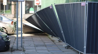 Runął płot przy "Europie"