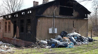 W tym piotrkowskim pustostanie doszło do poważnego pożaru w 2023. Teraz tworzy się tu składowisko śmieci GALERIA