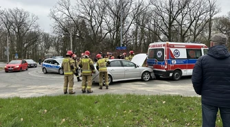 Auto uderzyło w karetkę, kierowca dostał ataku