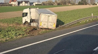 Wypadek w Woźnikach: ciężarówka zjechała z drogi i wjechała w pole
