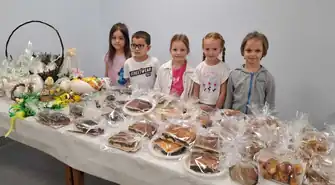 Dzieci sprzedają ozdoby wielkanocne