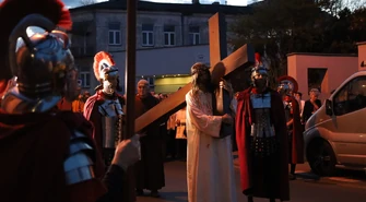 Droga Krzyżowa przyciągnęła tłumy piotrkowian ZDJĘCIA FILM  