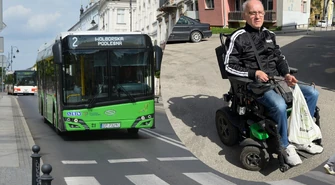 Brak empatii czy brak sprzętu? Osoby niepełnosprawne zmagają się z problemem w piotrkowskich emzetkach