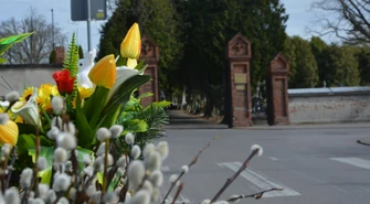 Baranki, pisanki i żywe kwiaty. Świąteczne akcenty na cmentarzu w Piotrkowie