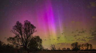 Zaskakujący widok w nocy - zorza polarna nad Piotrkowem