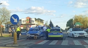 Radiowóz ściął znak. Kolizja w Moszczenicy