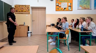 Rozmawiali o hejcie — policjant spotkał się z rodzicami uczniów w Srocku