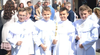 I Komunia Święta w parafii N.M.P Królowej Pokoju w Piotrkowie ZDJĘCIA