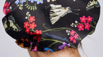 Odkryj korzyści jedwabnego czepka do spania dla zdrowia włosów