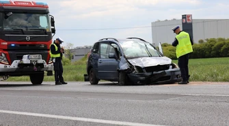 Groźny wypadek w Gomulinie. Toyota uderzyła w przepust – dwie osoby ranne
