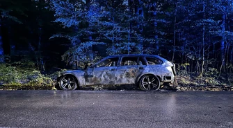 Pożar na drodze Piotrków–Koło. BMW spłonęło doszczętnie