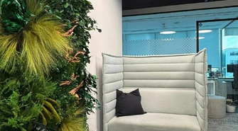 Zieleń na ścianie: korzyści z instalacji ogrodów wertykalnych w przestrzeniach mieszkalnych i komercyjnych