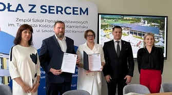 Historyczne partnerstwo w Kamieńsku – ZSP nr 1 podpisuje umowę patronacką z firmą z Gorzkowic