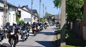 Motocyklowa pasja w Wolborzu – uroczyste rozpoczęcie sezonu przyciągnęło tłumy