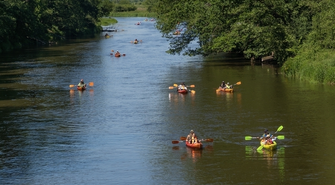 Bezpłatne spływy kajakowe Pilicą dla osób z niepełnosprawnościami i seniorów