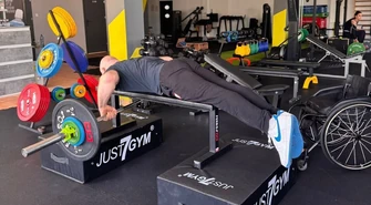 Asystenci pomagają osobom z niepełnosprawnościami