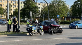 Zderzenie z radiowozem. Policja wjechała na czerwonym świetle 