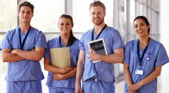 Praca jako opiekun i pielęgniarka w Niemczech: jak mogą ubiegać się o nią pracownicy zagraniczni