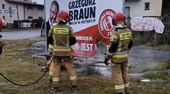 Płonący baner Grzegorza Brauna w Piotrkowie. Celowe podpalenie? FILM