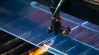 Plexi na wymiar czy samodzielne cięcie? Co wybrać?