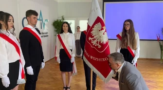 CKZiU w Piotrkowie Trybunalskim z nowym sztandarem – historyczny dzień dla szkoły z tradycjami