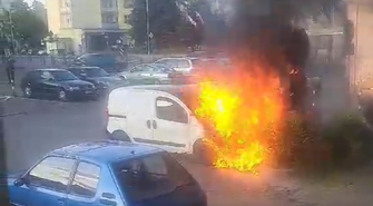 Pożar auta przy hali targowej. Ogień uszkodził dwa pojazdy FILM