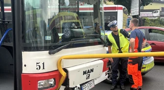 Autobus zderzył się z Kia, potem wpadł na barierki. Jedna osoba poszkodowana