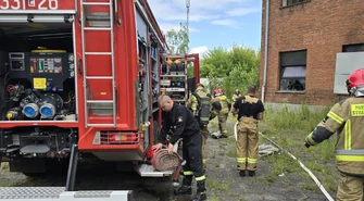 Straż pożarna i policja w akcji na Sulejowskiej. Pożar w dawnym Sigmatexie 