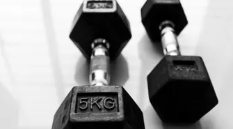 Jak ćwiczyć z hantlami w domu? Praktyczny przewodnik dla każdego