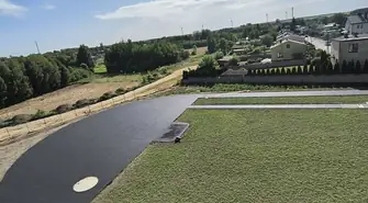 Prace przy budowie bieżni przy Szkole Podstawowej w Gorzkowicach