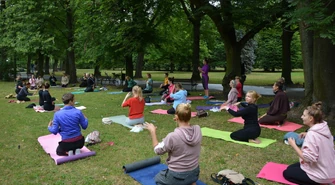 Joga w Parku Poniatowskiego – niedzielna tradycja relaksu i harmonii
