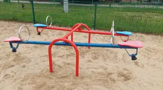 Porządki na placu zabaw w Sobakówku