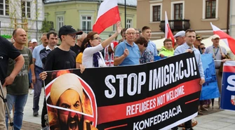 „Stop masowej imigracji!” – Konfederacja protestuje w Piotrkowie ZDJĘCIA