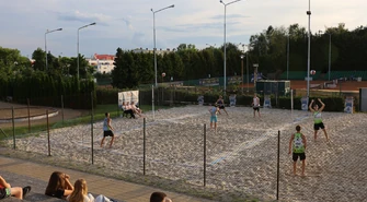 Nocny turniej siatkówki plażowej na Belzackiej trwa!