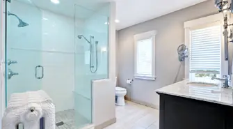 Ścianka prysznicowa – czym różni się od kabiny i kiedy warto ją wybrać?