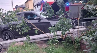 Groźne zdarzenie na skrzyżowaniu Nicianej i Ceramicznej. Mercedes uderzył w ogrodzenie