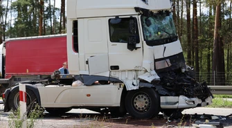 S8 pod Piotrkowem zablokowana po zderzeniu dwóch ciężarówek ZDJĘCIA