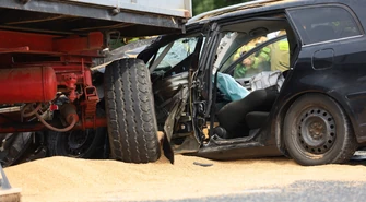 Koszmarny wypadek na DK74 w Woźnikach, traktor przewrócony na jezdnię ZDJĘCIA