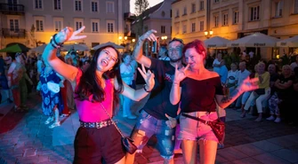 Fantastyczna zabawa w Piotrkowie. Rynek Trybunalski zamienił się w parkiet ZDJĘCIA