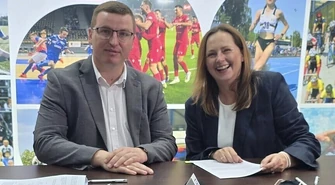 Umowa na modernizację boisk w gminie Czarnocin podpisana