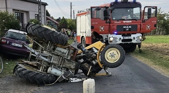 Audi zderzyło się z traktorem. Jeden pojazd na boku, drugi na płocie 