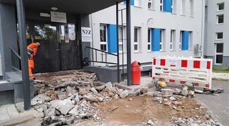 Remont schodów przed szpitalem w Piotrkowie. Główne wejście czasowo zamknięte