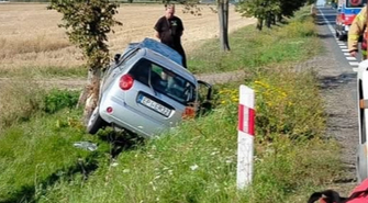 Wjechała do rowu, a potem uderzyła w drzewo