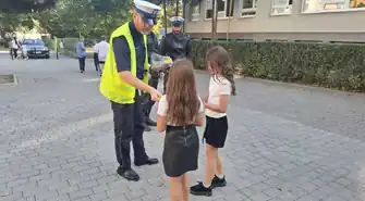 Pierwszego września policjanci przypomnieli dzieciom zasady bezpieczeństwa 
